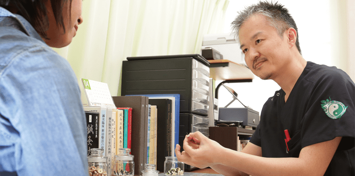 患者への体質説明と生活指導風景