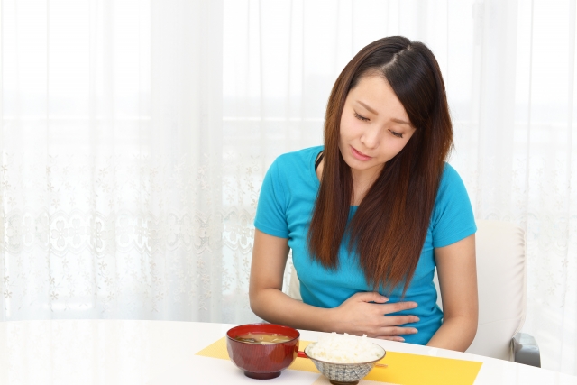 機能性ディスペプシアで食べるのが怖い女性